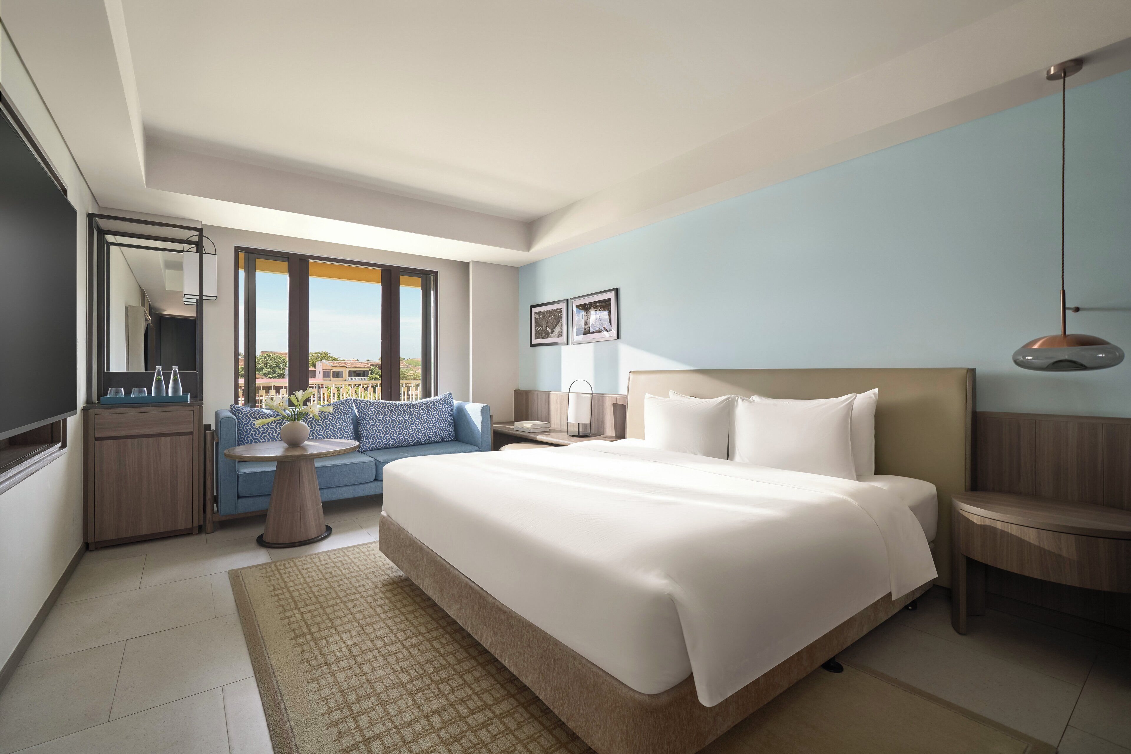 Ropa de cama de alta calidad, colchones con pillow-top y minibar 