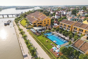 Una piscina al aire libre, cabañas de piscina gratuitas, sombrillas