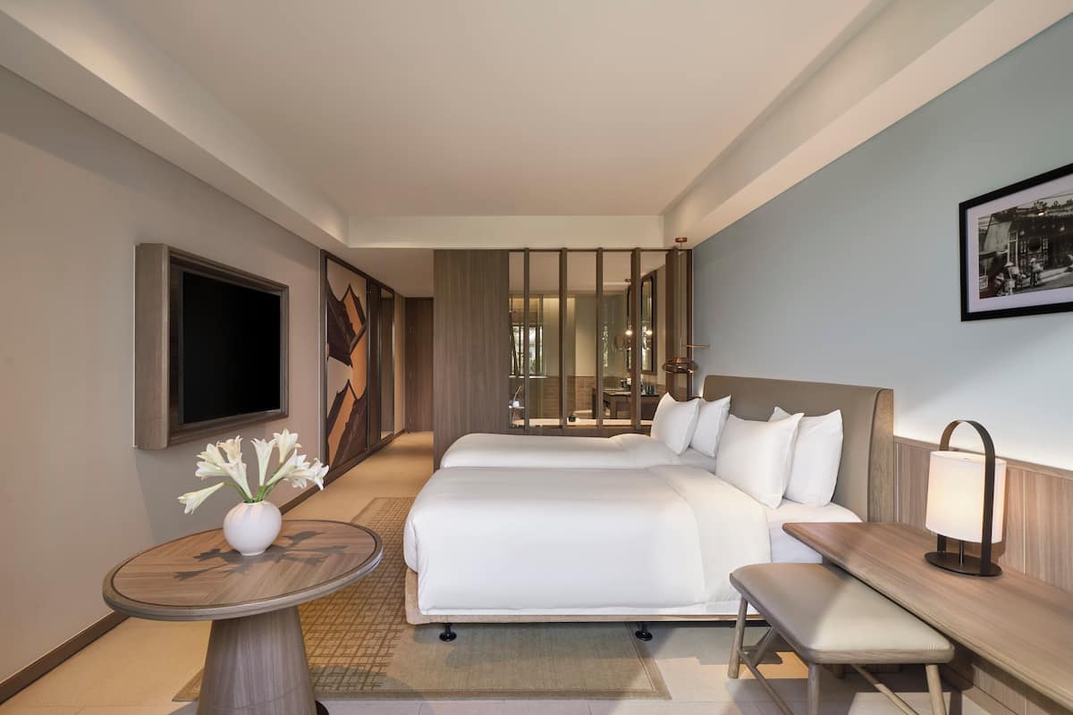 Luxe beddengoed, pillowtop-bedden, een minibar, een kluis op de kamer