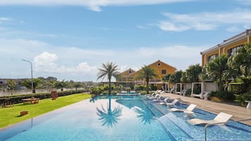 Una piscina al aire libre, cabañas de piscina gratuitas, sombrillas