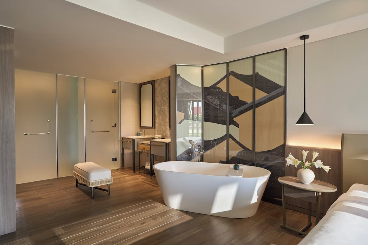 Suite, 1 cama de matrimonio grande, vistas al río | Baño | Bañera y ducha independientes y bañera profunda
