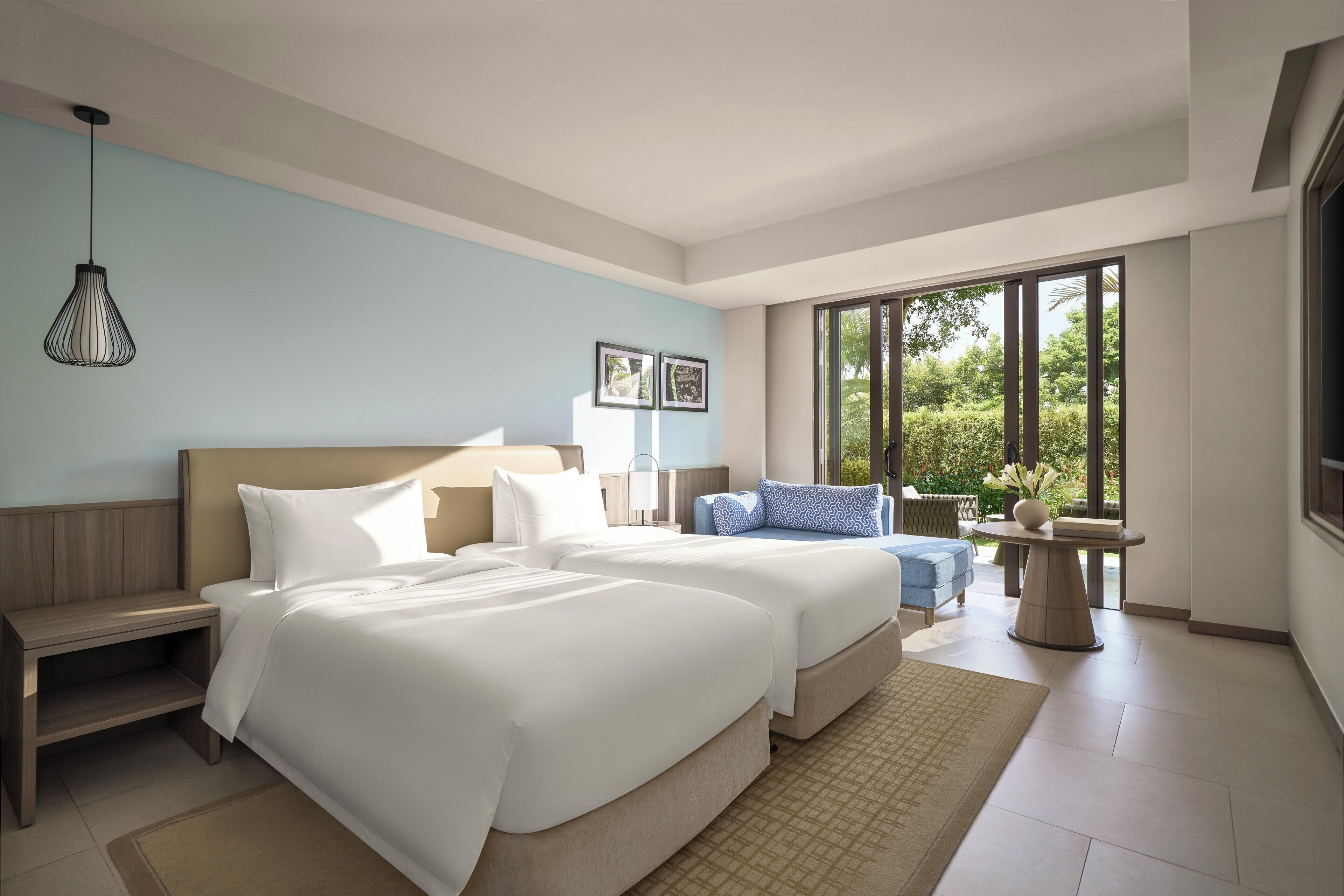 高档床上用品、加厚床垫、迷你吧、客房内保险箱