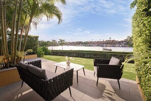 Suite, 1 kingsize-seng, elveutsikt | Sengetøy av topp kvalitet, senger med overmadrass og minibar