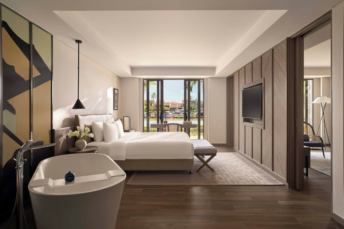 Suite, 1 cama de matrimonio grande, vistas al río | Ropa de cama de alta calidad, colchones con acolchado adicional, minibar