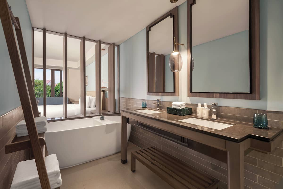 Separate bathtub and shower, deep-soaking bathtub, free toiletries