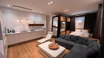 Suite junior, vistas al mar | Sala de estar | Smart TV de 32 cm con canales por cable, una televisión