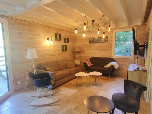 Chalet rénové, 4 chambres, quartier calme, parking