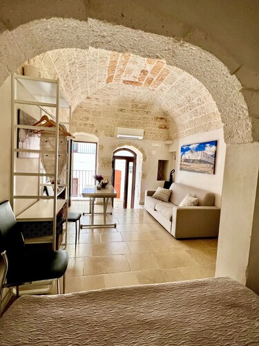 La Maison Ostuni (chromotherapy and balcony)