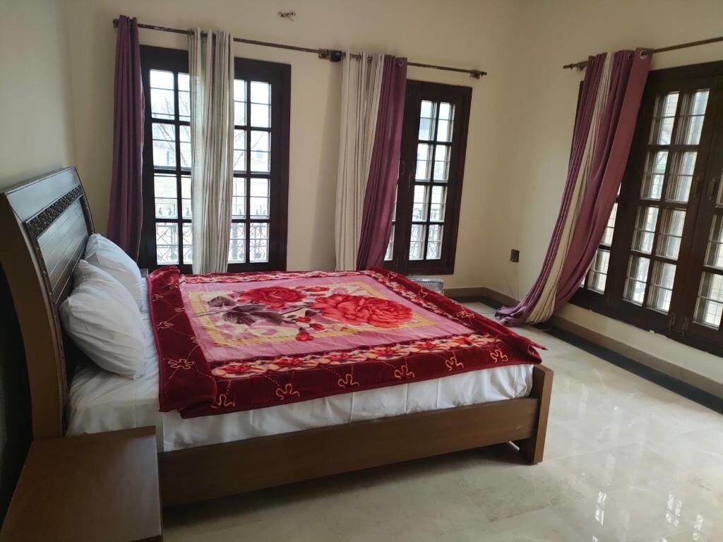 Deluxe Room | Iron/ironing board, free WiFi