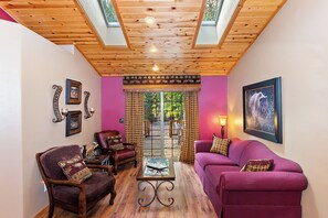 Televisión, chimenea, videojuegos y oficina 