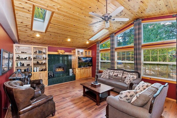 Televisión, chimenea, videojuegos y oficina 