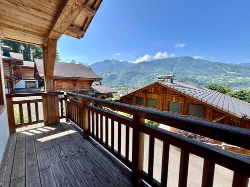 Traditional chalet for 6 with fireplace, balcony and parking in Samoëns