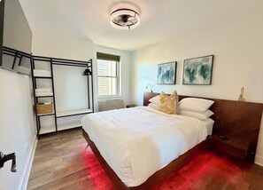 Desk, iron/ironing board, free WiFi, bed sheets - Downtown High-Rise, 19th floor with City Views (Atlanta)
