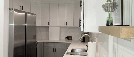 Køleskab, mikrobølgeovn, ovn, kogeplade