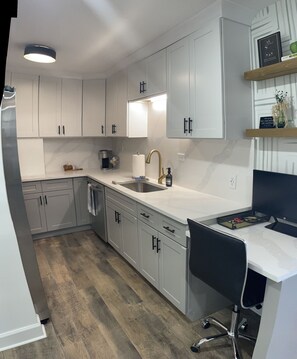 Fridge, microwave, oven, stovetop - City view, Balcony + Modern Kitchen+75tv (Atlanta)