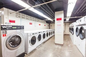 Interior - City view, Balcony + Modern Kitchen+75tv (Atlanta)