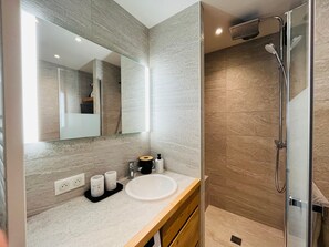 Secador de pelo, toallas