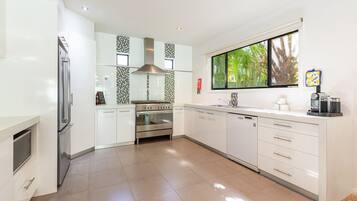 雪櫃、微波爐、焗爐、爐具