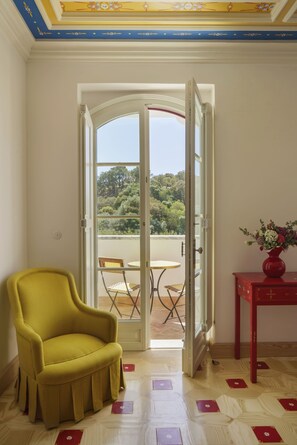 Ropa de cama de alta calidad, minibar y decoración personalizada 