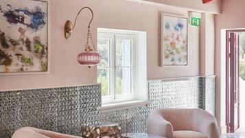 Área de estar no saguão