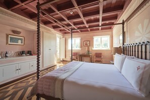 Premium bedding, minibar, individually decorated, individually furnished - Vermelho Melides - Relais & Châteaux (Grandola)