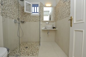 Dusche, Haartrockner, Handtücher, Seife