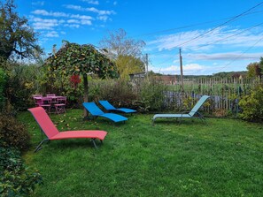 Property grounds - Charming Cottage: Enclosed Garden, Close to Loire Valley, Sleeps 6 (Beaulieu-sur-Loire)