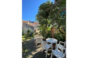 Outdoor dining - Lumineux Studio (Rochefort)
