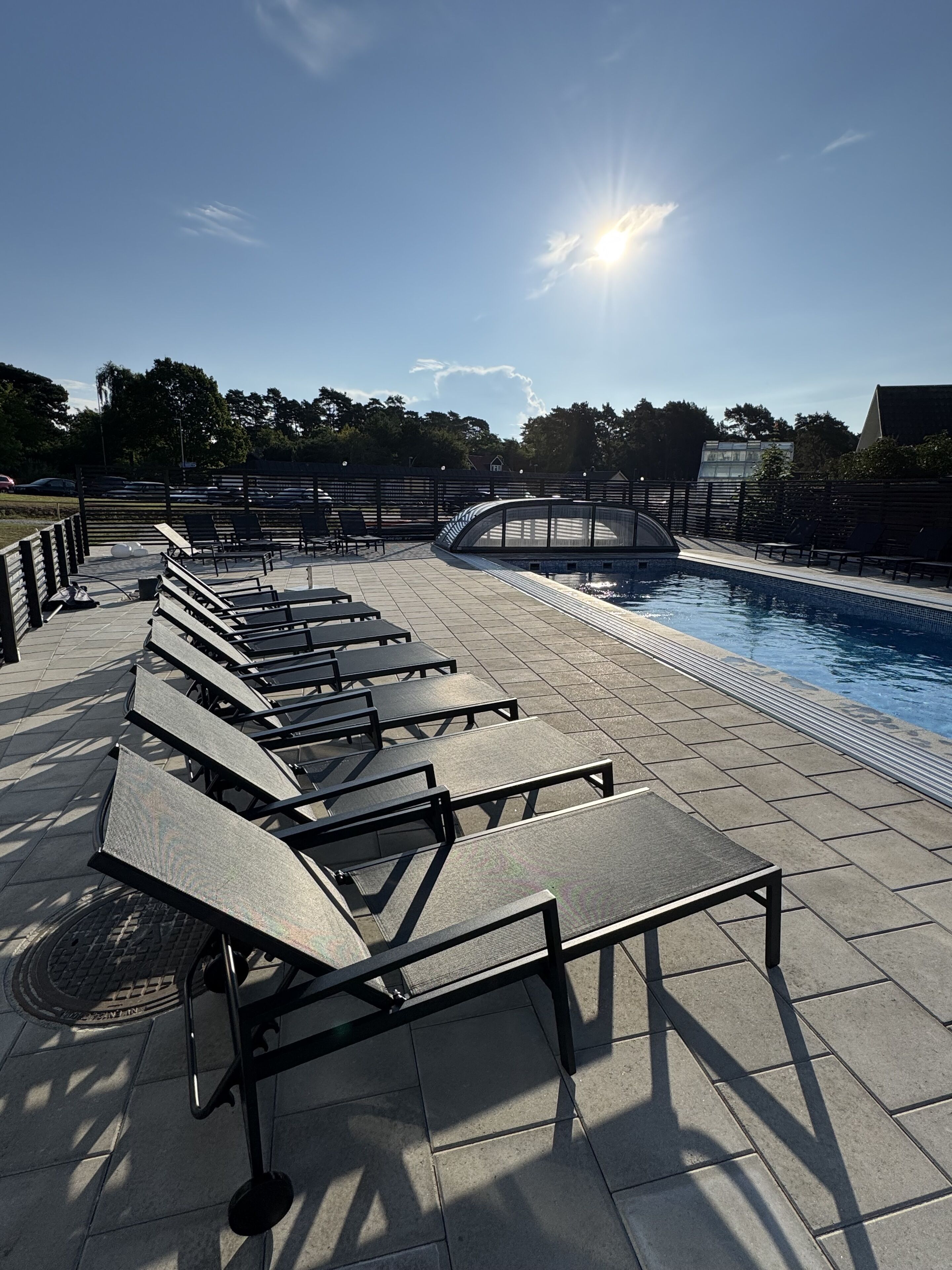 Alberca al aire libre, acceso de 08:00 a 20:00, y camastros 