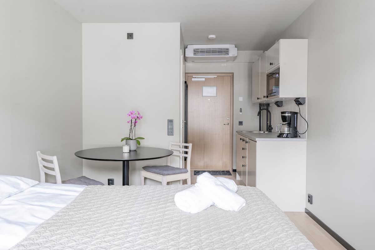 1 bedroom, hypo-allergenic bedding, individually furnished
