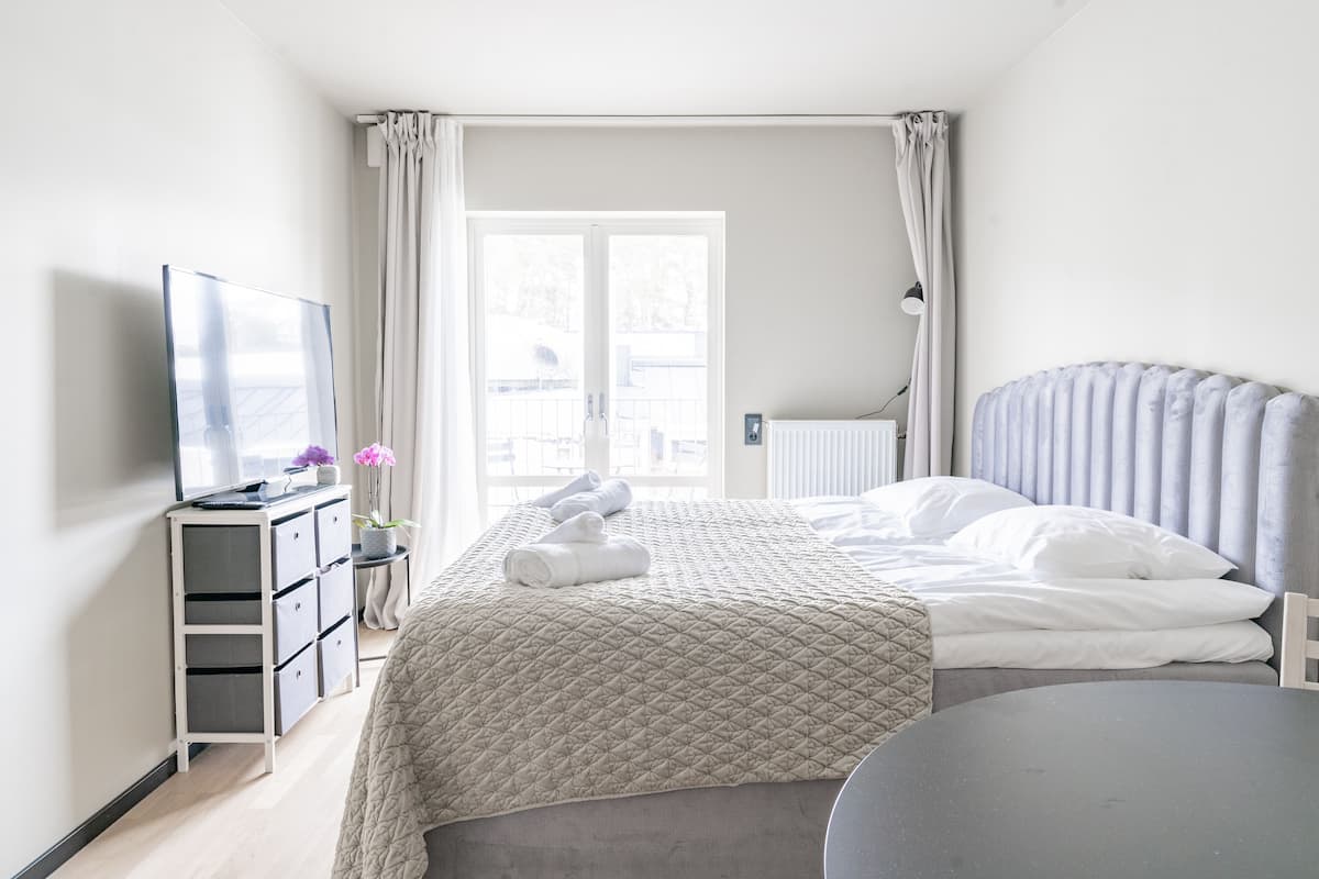 Gardenview Studio (1102) | 1 bedroom, hypo-allergenic bedding, individually furnished