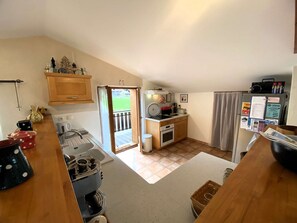 Kjøleskap, ovn, kokeplater og oppvaskmaskin