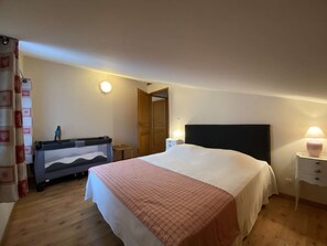 4 Schlafzimmer, Reisekinderbett, WLAN