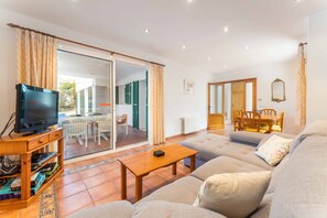 Téléviseur connecté, lecteur de DVD, livres, chaîne audio