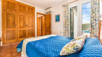 4 dormitoris, planxa i posts de planxar i un bressol de viatge