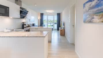 Fridge, oven, stovetop, dishwasher