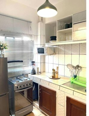 Een koelkast, een magnetron, een oven, een waterkoker