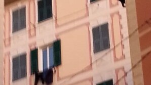 Een gebouw met meerdere verdiepingen, balkons en ramen.