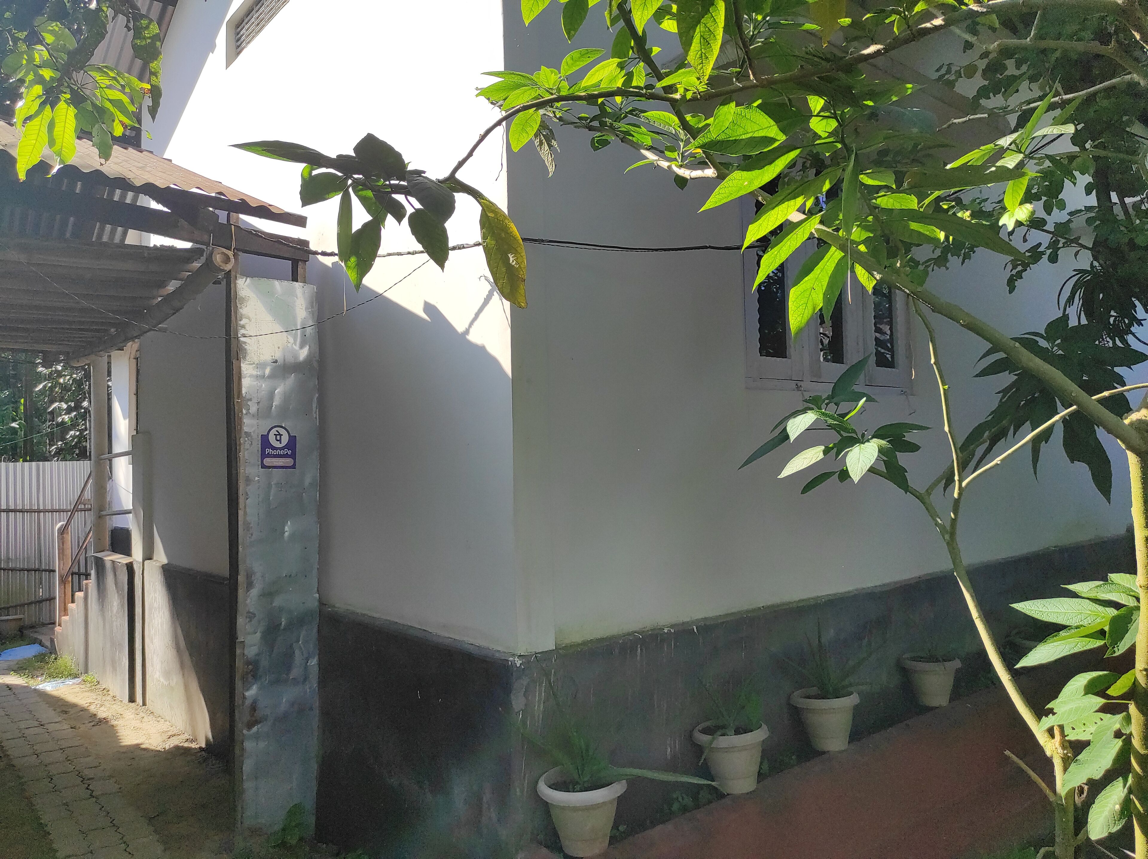 Un edificio blanco con una puerta que indica 'PhoneFree'.