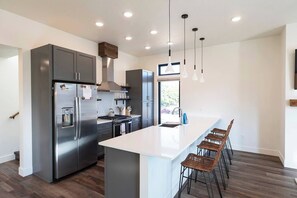 Frigorifero, forno, piano cottura, lavastoviglie