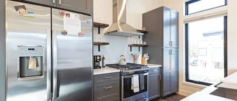 Fridge, oven, stovetop, dishwasher