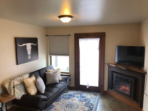 Smart TV, fireplace - Rustic, modern, and cozy condo located in central Missoula on the Milwaukee Path bike trail. (Missoula)
