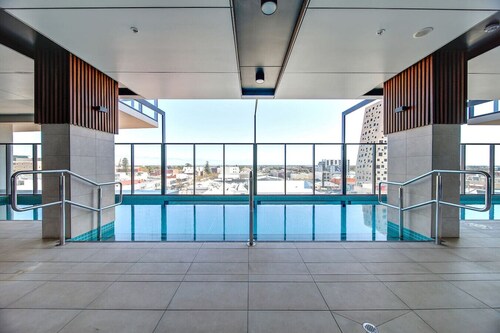 Stylish 1 BR CBD Apt-Pool-Gym-Sauna-Steam Room