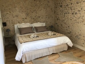 2 bedrooms, iron/ironing board, travel cot, free WiFi