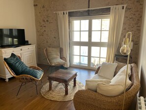 Télévision, table de tennis de table, livres