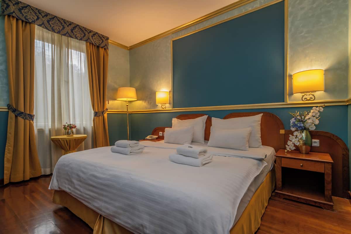 Literie hypoallergénique, minibar, coffres-forts dans les chambres