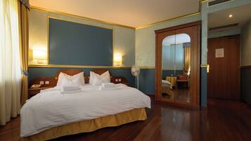 Superior Family Room - Connected Rooms | Ropa de cama hipoalergénica, minibar, caja fuerte y cortinas opacas