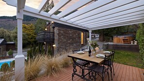 Outdoor dining - Alpine Cottage | Swimming pool | Lake and Mountain Views (Queenstown)