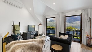 Smart TV, books - Alpine Cottage | Swimming pool | Lake and Mountain Views (Queenstown)