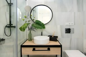 Shower, hair dryer, towels - Riad Alhambra 3 (granada)
